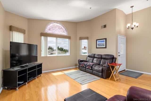 9919 Sorrel Ave, Lakeside CA: https://media.crmls.org/mediaz/55e18eb2-defc-482a-bbc1-c8f153b0a00a.jpg