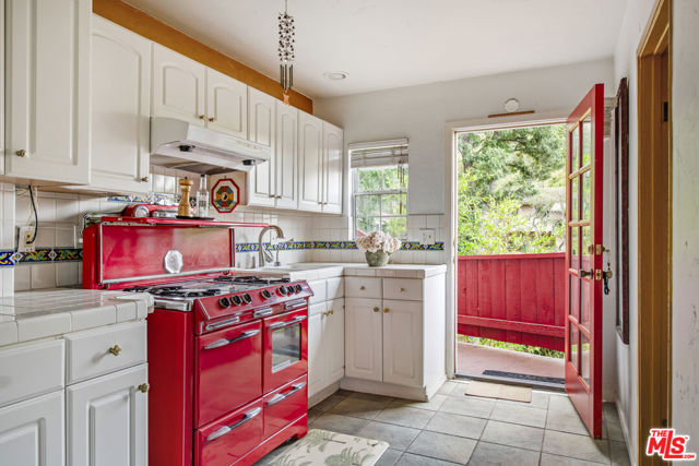 2882 Belden Drive, Los Angeles CA: https://media.crmls.org/mediaz/55e245ca-8c6d-4154-a845-7ab22220ccd7.jpg