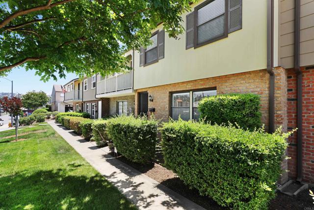 Detail Gallery Image 4 of 42 For 11935 Royal Rd #E,  El Cajon,  CA 92021 - 3 Beds | 1/2 Baths