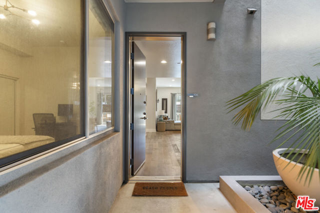 13337 Beach Avenue, Marina del Rey CA: https://media.crmls.org/mediaz/55e2e275-2c32-43b4-910f-7e3739971403.jpg