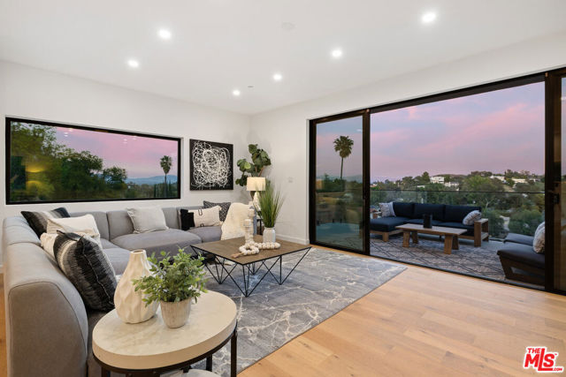 5221 Campo Road, Woodland Hills CA: https://media.crmls.org/mediaz/55e310fb-dfbc-4993-a31e-2bd8c9bc271b.jpg