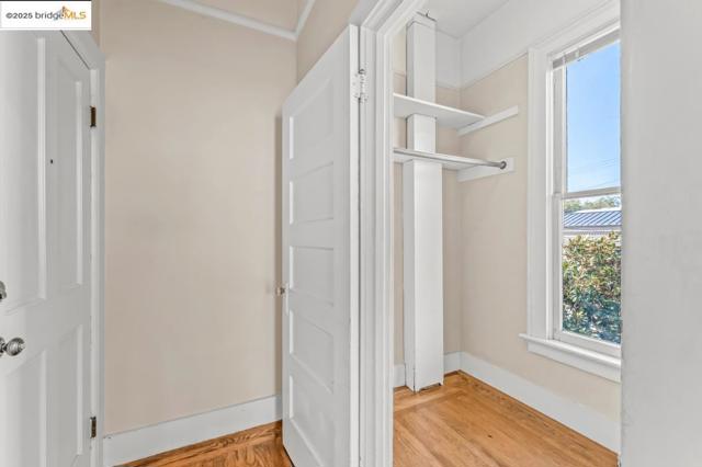 487 43Rd St, Oakland CA: https://media.crmls.org/mediaz/55e38be0-1031-492b-ad5b-614618ec8c00.jpg