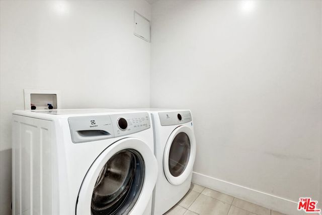 733 1/2 N Gramercy Place, Los Angeles CA: https://media.crmls.org/mediaz/55e3bde4-3e66-4d2e-b640-675e8e593c38.jpg