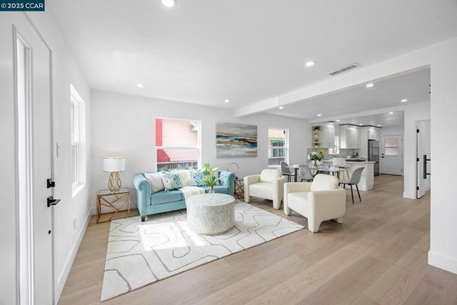 2133 39Th Ave, Oakland CA: https://media.crmls.org/mediaz/55e3be71-1a12-484d-86c7-dda4e9b484fa.jpg