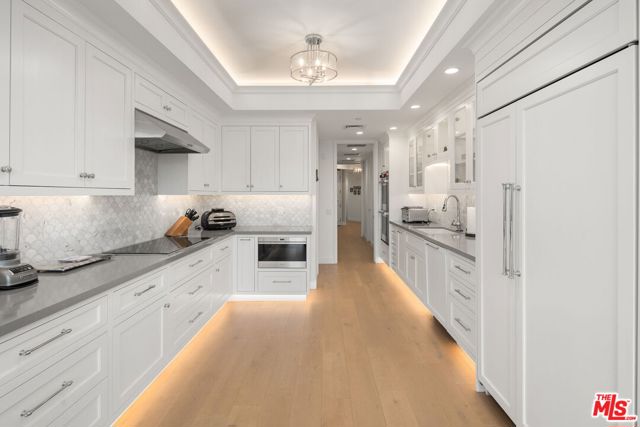 300 N Swall Drive, Beverly Hills CA: https://media.crmls.org/mediaz/55e4f6d5-5f2b-41a7-a882-c2593de3e1a9.jpg