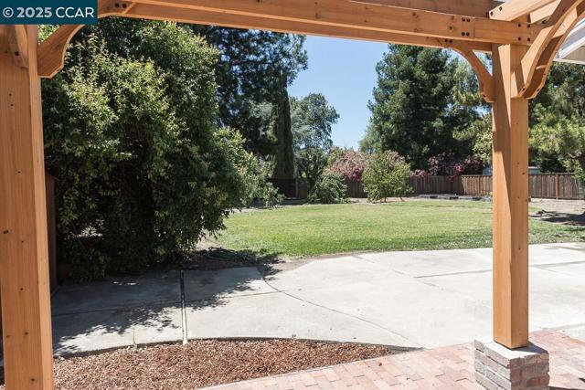 881 Autumn Dr, Walnut Creek CA: https://media.crmls.org/mediaz/55e6043d-8570-43dd-b06e-943154befaad.jpg