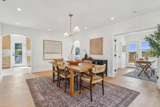 1129 WELLINGTON STREET, Oakland CA: https://media.crmls.org/mediaz/55e60d5f-856a-444b-8b0e-6e7692e3f7f9.jpg