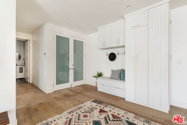 4925 Wilshire Boulevard, Los Angeles CA: https://media.crmls.org/mediaz/55e6efc7-695a-4d93-9518-1e2f7ad4a116.jpg