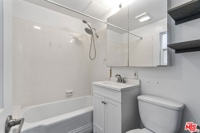 115 44th Street, Manhattan Beach CA: https://media.crmls.org/mediaz/55e7157b-0079-4b56-ac44-23d8fb94a6b7.jpg