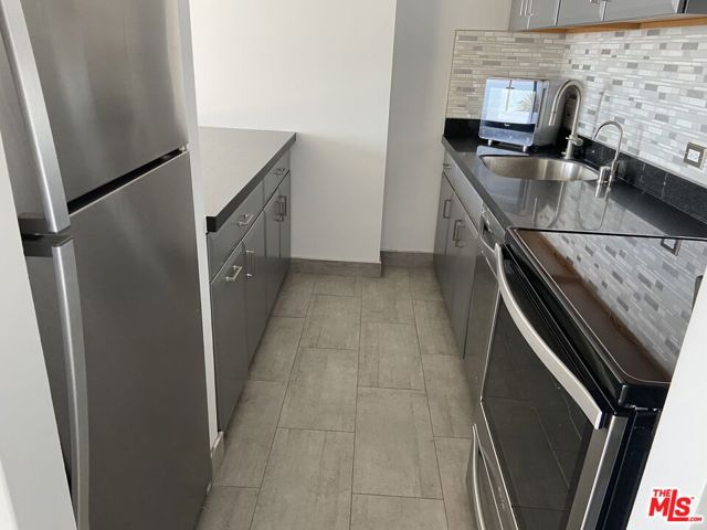 201 Ocean Avenue, Santa Monica CA: https://media.crmls.org/mediaz/55e95a53-fd9d-4954-a707-715b274a3a0c.jpg