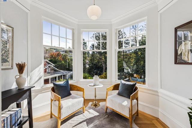 5811 Romany, Oakland CA: https://media.crmls.org/mediaz/55eb84ea-c632-46dd-9a00-93ebf4010f37.jpg