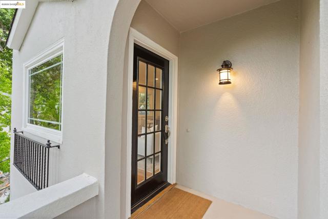 1006 Glendora Ave, Oakland CA: https://media.crmls.org/mediaz/55ec16e8-8529-4764-be02-128ca8ae92b3.jpg