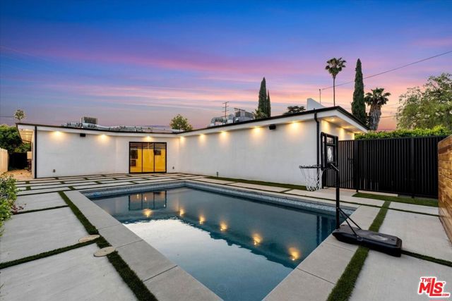 5456 Hazeltine Avenue, Sherman Oaks CA: https://media.crmls.org/mediaz/55ec6093-78bc-4511-9e2d-c12b65afd51c.jpg