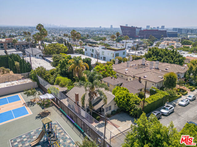 946 Hilldale Avenue, West Hollywood CA: https://media.crmls.org/mediaz/55ec9f0a-665e-4df3-820b-d10eec510f15.jpg