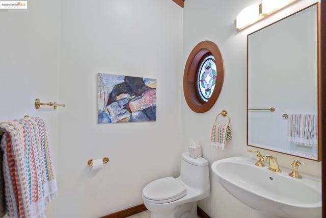 6890 Charing Cross Road, Berkeley CA: https://media.crmls.org/mediaz/55ecc008-5b9a-4fcb-ba82-ab84f51abb65.jpg