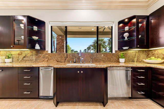 15 Sun Ridge Circle, Rancho Mirage CA: https://media.crmls.org/mediaz/55ed2acc-7d28-4a24-be99-1e074c723589.jpg