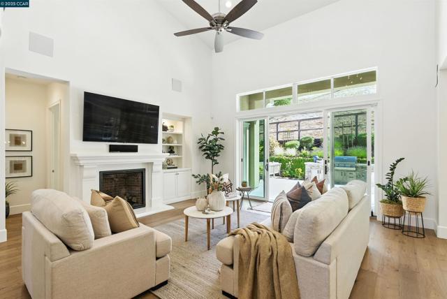 22 W Hill Way, Orinda CA: https://media.crmls.org/mediaz/55ed3df2-61c8-4e70-bd8f-64ac8bbd59d8.jpg