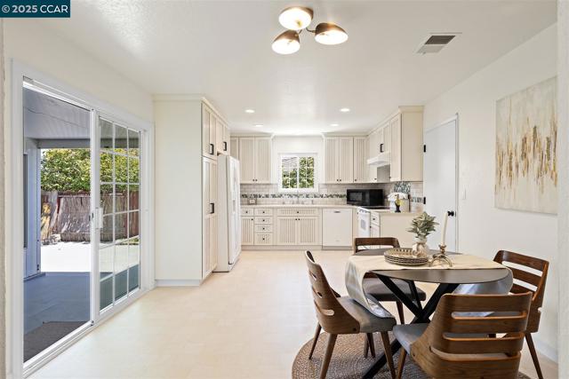 2283 Greenwich Rd, San Pablo CA: https://media.crmls.org/mediaz/55edc4c3-d184-4f93-8dca-9abfa3a1722d.jpg