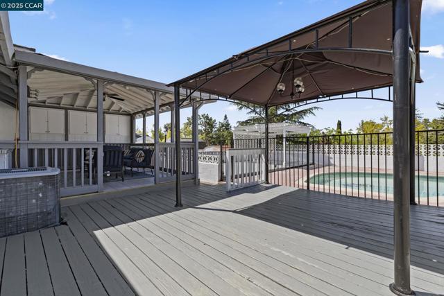 245 Parkview Ter, Vallejo CA: https://media.crmls.org/mediaz/55ee2d7c-b063-4e80-8adf-991f850a4af9.jpg