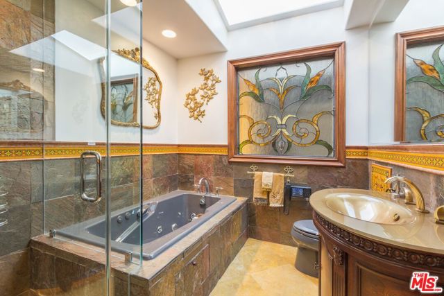 9170 Thrasher Avenue, Los Angeles CA: https://media.crmls.org/mediaz/55ee4154-95b7-48d9-9f0d-dd65258611a6.jpg
