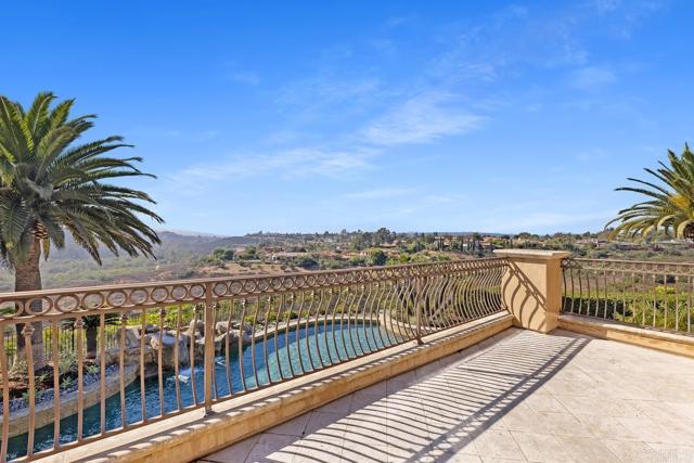 5015 Rancho Quinta Bend, San Diego CA: https://media.crmls.org/mediaz/55eeabe7-1208-4624-95f5-e085a39a6d2e.jpg