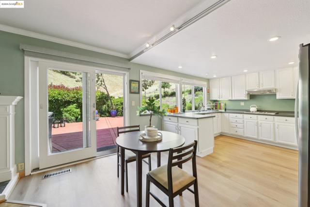 2353 Benham Ct, Walnut Creek CA: https://media.crmls.org/mediaz/55f0c953-df69-4f80-8342-6876327d238d.jpg
