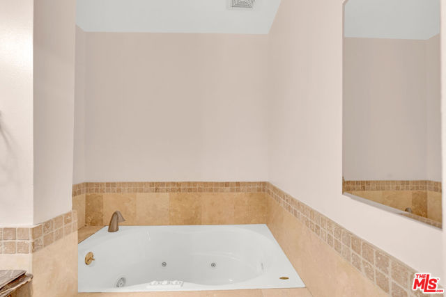 321 N Oakhurst Drive, Beverly Hills CA: https://media.crmls.org/mediaz/55f1e965-5d43-4295-a204-c68e6606481d.jpg