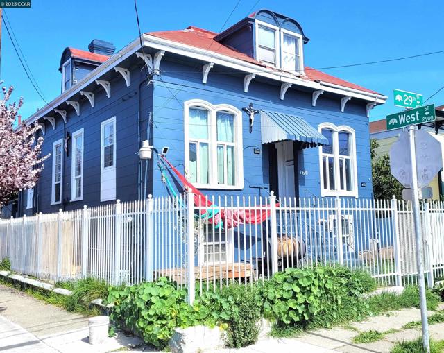 760 29th Street, Oakland CA: https://media.crmls.org/mediaz/55f2477f-16c7-4884-b2f7-3d29d2b476f0.jpg
