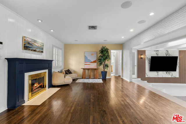 14253 Collins Street, Los Angeles CA: https://media.crmls.org/mediaz/55f2e932-8e1f-4f66-be18-6f57305a03f1.jpg