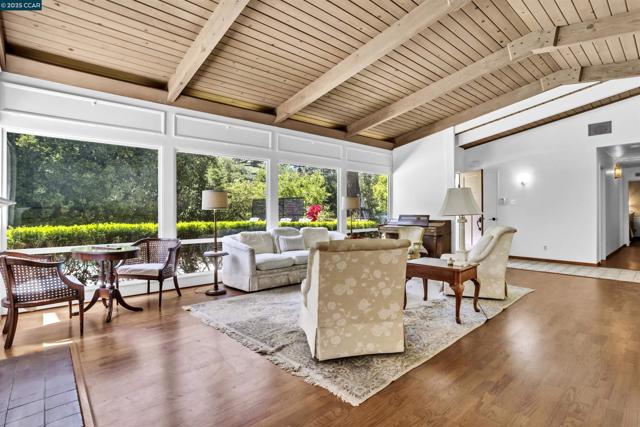 18 Van Tassel Ln, Orinda CA: https://media.crmls.org/mediaz/55f3bcb1-8c9e-4c50-a0fa-da4a6966fed3.jpg