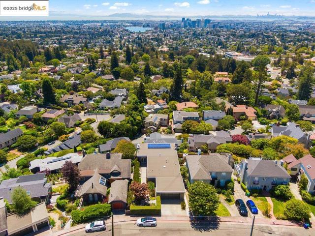 310 Pacific Ave, Piedmont CA: https://media.crmls.org/mediaz/55f3cf9b-41cf-4ae3-bc22-b7512ef50268.jpg