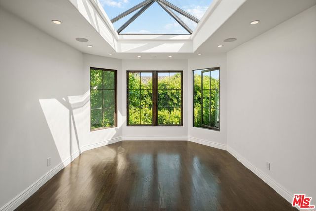 516 Lincoln Boulevard, Santa Monica CA: https://media.crmls.org/mediaz/55f3e311-fcf7-4f2a-940e-d0ea1a4ce5bf.jpg