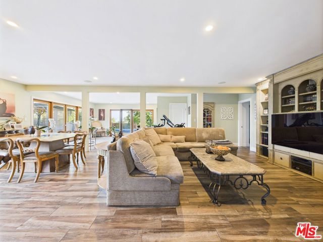 4723 Dunas Lane, Tarzana CA: https://media.crmls.org/mediaz/55f56a3c-3a5d-4097-8db9-6c5b1a506770.jpg