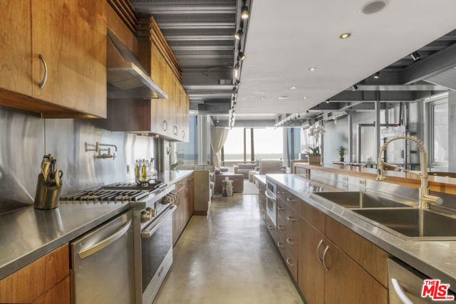 2911 Ocean Front Walk, Venice CA: https://media.crmls.org/mediaz/55f610e3-6c78-4aa6-967f-8a502aff78af.jpg
