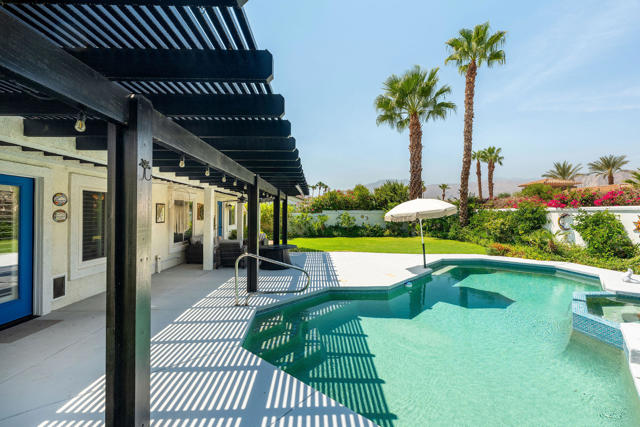 47845 Via Firenze, La Quinta CA: https://media.crmls.org/mediaz/55f69b0e-0c2b-4cf1-97ba-f28a33a1f68c.jpg