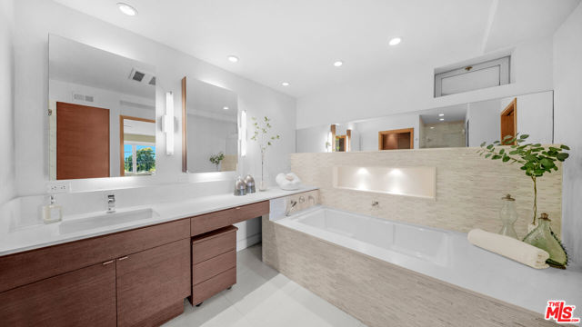 966 Bluegrass Lane, Los Angeles CA: https://media.crmls.org/mediaz/55f6d8ce-33d2-4ba2-9fc6-a50dbd1794ea.jpg