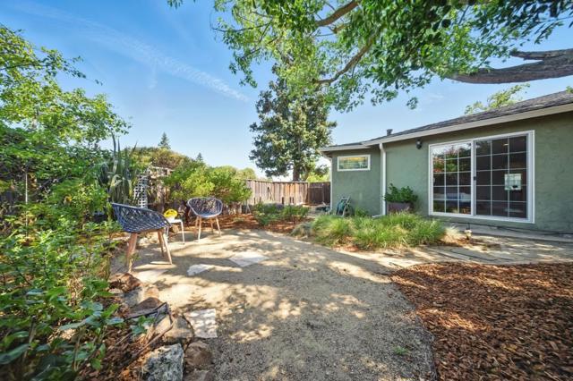1079 Brighton Place, Mountain View CA: https://media.crmls.org/mediaz/55f72f96-510a-4e59-8d05-5c933d8b62d8.jpg