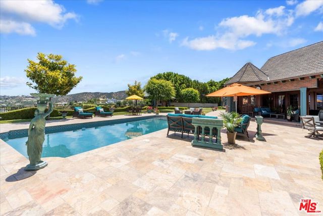 19000 Dorlon Drive, Tarzana CA: https://media.crmls.org/mediaz/55f7653e-081e-47d2-b09b-0c9640dc3fdc.jpg
