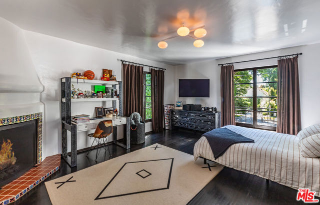 820 N Roxbury Drive, Beverly Hills CA: https://media.crmls.org/mediaz/55f7b8c1-ab3e-4605-8b42-6ad39b65a967.jpg