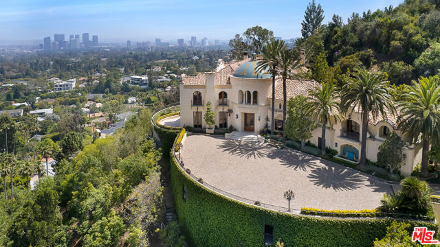10066 Cielo Drive, Beverly Hills CA: https://media.crmls.org/mediaz/55f89806-1c42-41fe-b8d7-218335a8508c.jpg