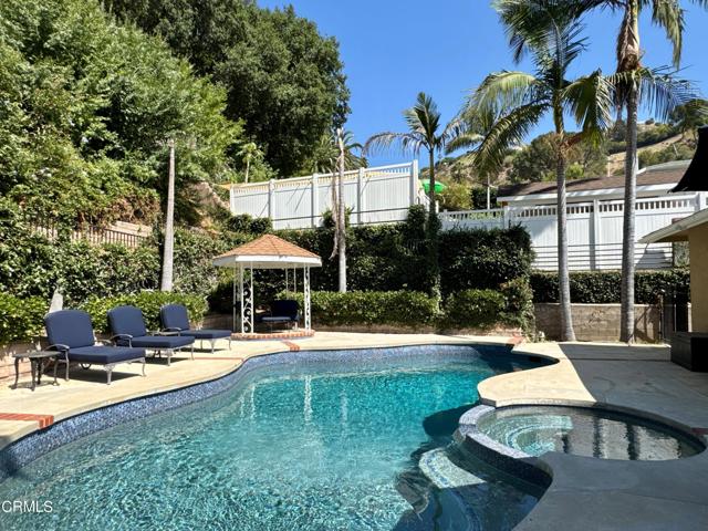1535 Glenmont Drive, Glendale CA: https://media.crmls.org/mediaz/55f8fb36-552d-4197-a162-111d18d0be7f.jpg