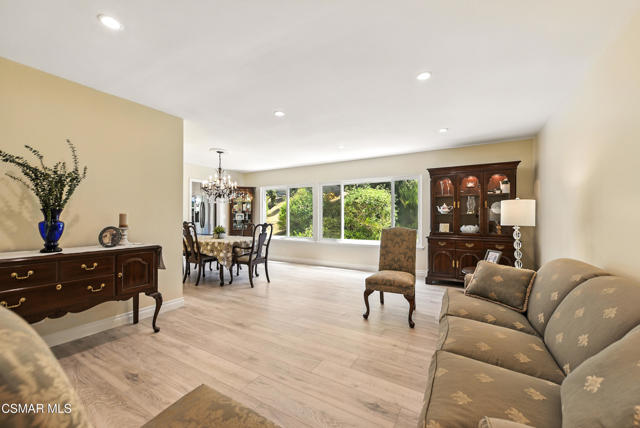 2063 Woodglen Street, Simi Valley CA: https://media.crmls.org/mediaz/55f90fe1-b171-4465-b911-de7f677c29de.jpg