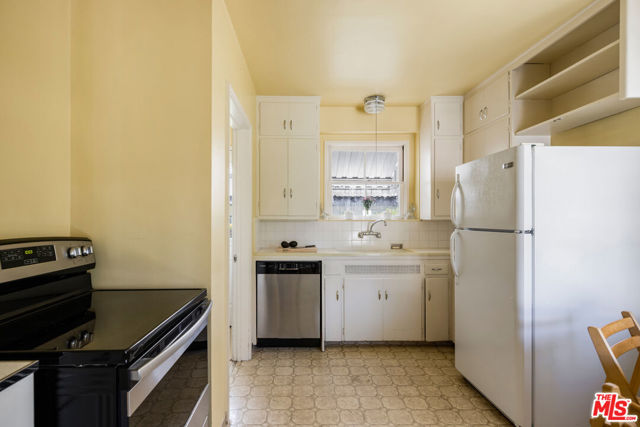 2426 New York Drive, Altadena CA: https://media.crmls.org/mediaz/55f99e23-03df-42cd-aee6-db3c636ca87e.jpg