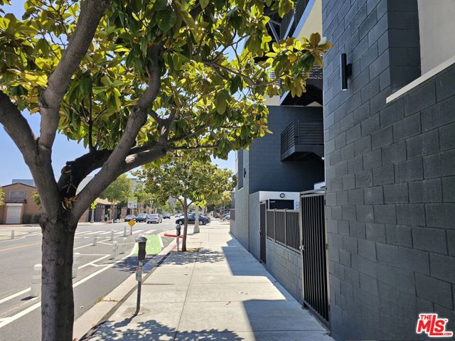 1617 Broadway, Santa Monica CA: https://media.crmls.org/mediaz/55fa2968-2f14-48b0-9929-40ceffaaaf09.jpg