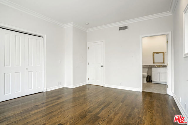 116 N Palm Drive, Beverly Hills CA: https://media.crmls.org/mediaz/55fa5088-27bf-40fb-95ba-05e712716753.jpg