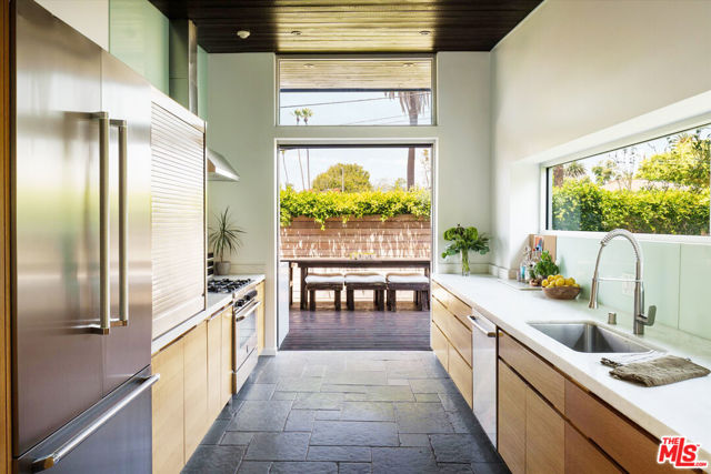 2501 Walnut Avenue, Venice CA: https://media.crmls.org/mediaz/55fd102d-e1e3-4b76-978b-3c6234be2f55.jpg