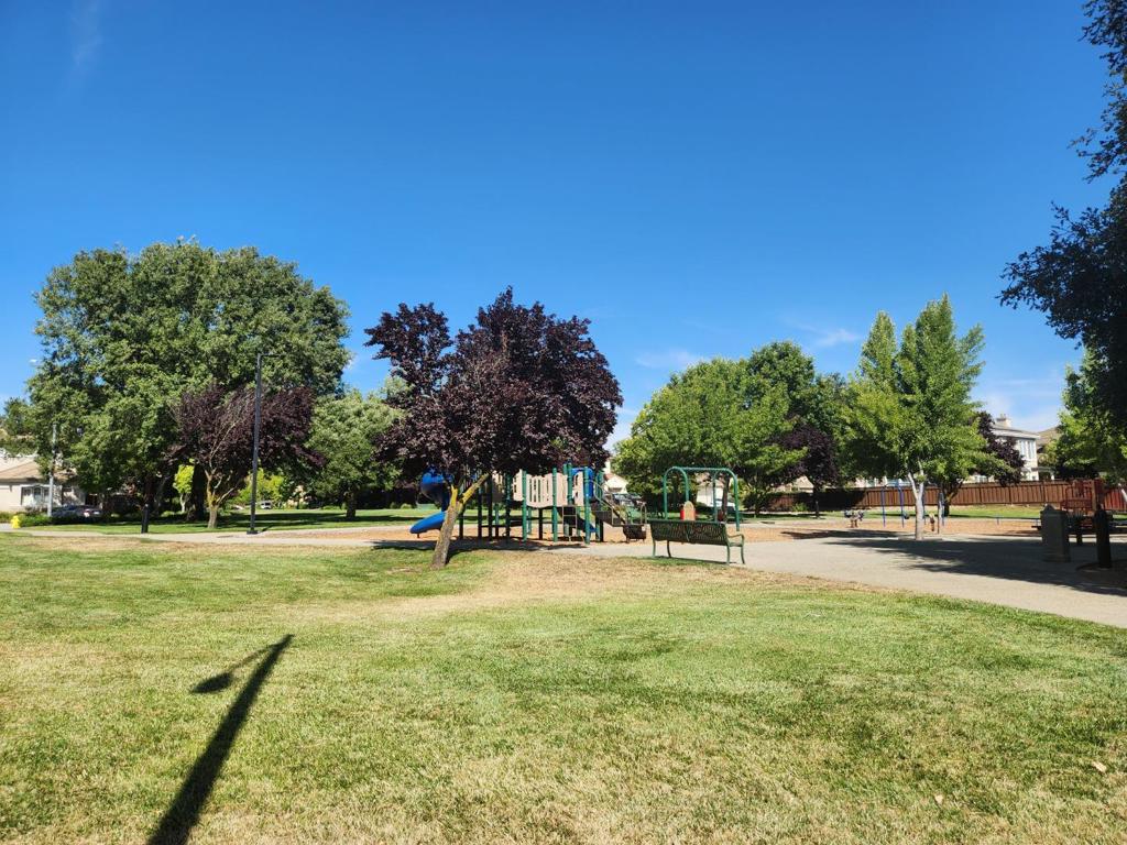 https://media.crmls.org/mediaz/55fd65ee-54fb-491c-8538-2e164fd425fb.jpg?preset=X-Large