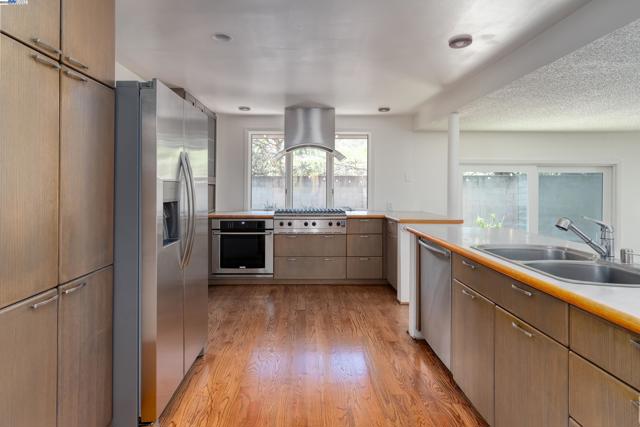 5644 ALHAMBRA HILLS CT, Martinez CA: https://media.crmls.org/mediaz/55fde0eb-3ea1-4aa4-b889-b8706637bb18.jpg