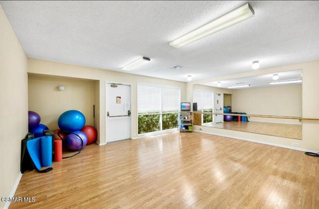 245 Oakleaf Drive, Thousand Oaks CA: https://media.crmls.org/mediaz/55ff1221-549d-4b75-bd07-e16eaeb2bf1a.jpg