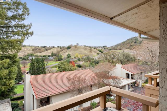 4033 Terra Granada Dr, Walnut Creek CA: https://media.crmls.org/mediaz/55ff16d8-a213-4797-af9f-b1e3f79b8a8b.jpg
